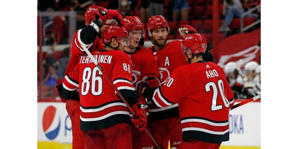 Les Hurricanes de la Caroline restent invaincus